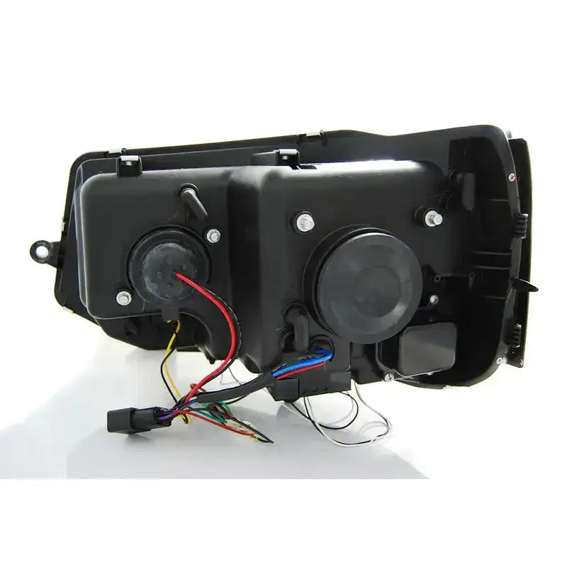 Frontlykter Vw T5 2010-2015 Chrome Tru DRL sett bakfra med ledninger og tilkoblingspunkter synlig.