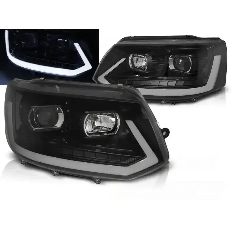 Frontlykter Vw T5 2010-2015 med svart T6-look og hvit LED-lysstripe, vist fra skrå forside.