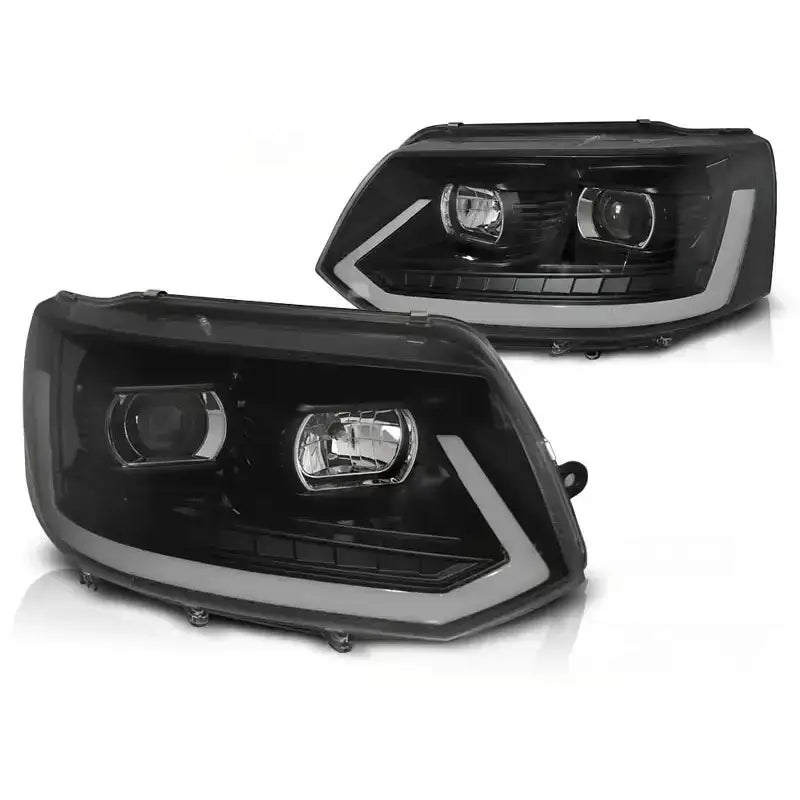 Hovedlykter Vw T5 2010-2015 med sorte LED-striper og klare linser, vist fra skrå vinkel.