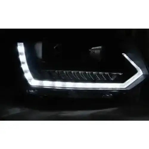 Hovedlykter Vw T5 2010-2015 LED Tube Light Black T6 Look vist forfra med hvit LED-lyslist.