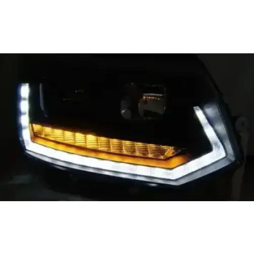 Hovedlys Vw T5 LED frontlykt med hvitt og oransje lys, markant vinkel og segmenterte felter.