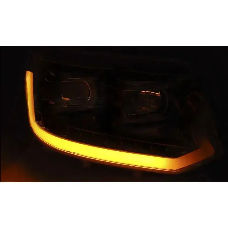 Hovedlys Vw T5 LED Tube Light Black med gul-oransje LED-lyslist i mørket.