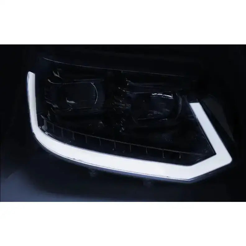 Headlights Vw T5 2010-2015 med hvit LED-lysramme, sett forfra i mørkt miljø.