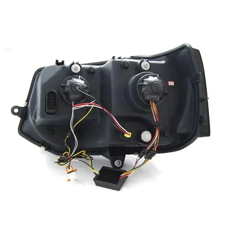 Headlamp bakside av VW T5 LED Tube Light Black med synlige ledninger og koblingspunkter.