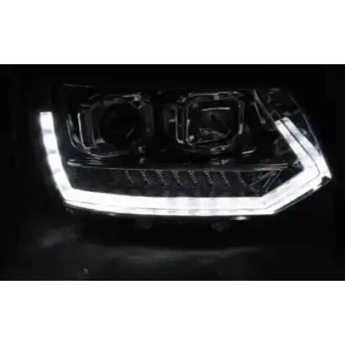 Hovedlykter Vw T5 2010-2015 LED Tube Light Chrome T6 Look sett forfra med hvitlysende LED-kant.