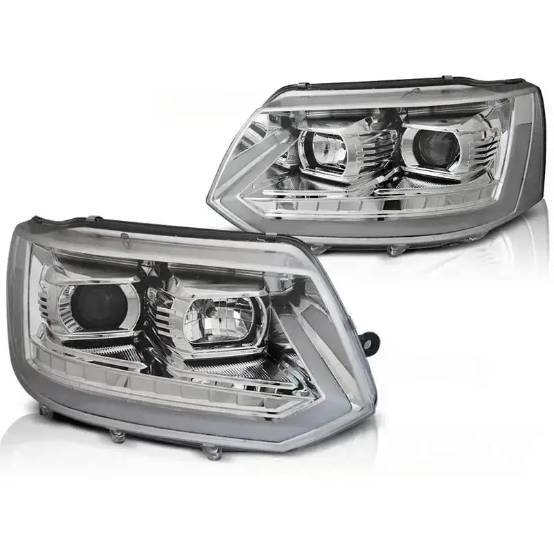 Hovedlykter VW T5 2010-2015 LED Tube Light Chrome T6 Look i par, sett skrått forfra med kromdetaljer.