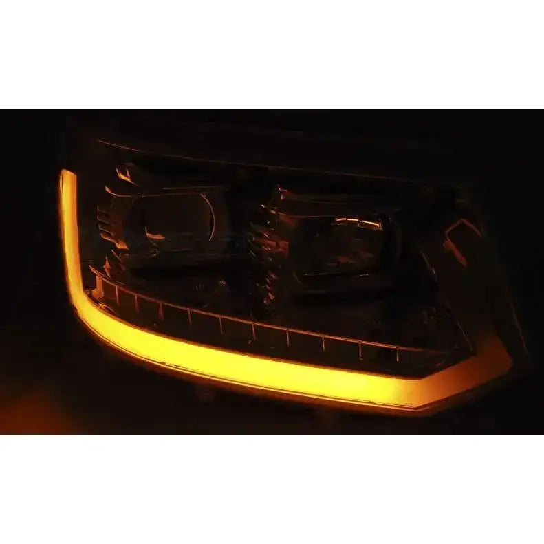 Hovedlys Vw T5 2010-2015 LED Tube Light Chrome med gul-oransje LED-lysstripe i mørket.