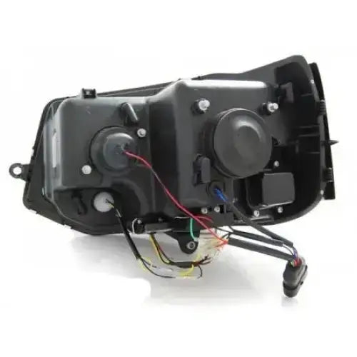 Headlights bakside av VW T5 LED Tube Light med synlige koblingspunkter, ledninger og deksler.