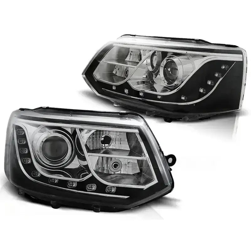 Hovedlykter Vw T5 2010-2015 med klar linse, svarte detaljer og integrert LED-stripe, skrå vinkel.