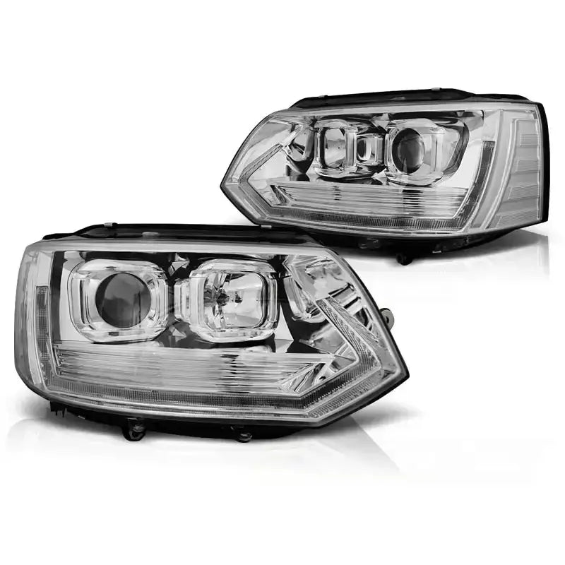 Frontlykter Vw T5 Tube Light T6 Look Chrome med klart glass og svart ramme, sett fra skrå vinkel.