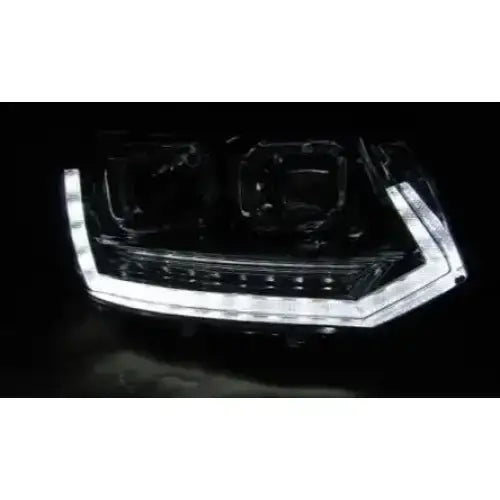 Hovedlykter Vw T5 2010-2015 Tube Light T6 Look Chrome med v-formet LED-lysstripe i mørket.