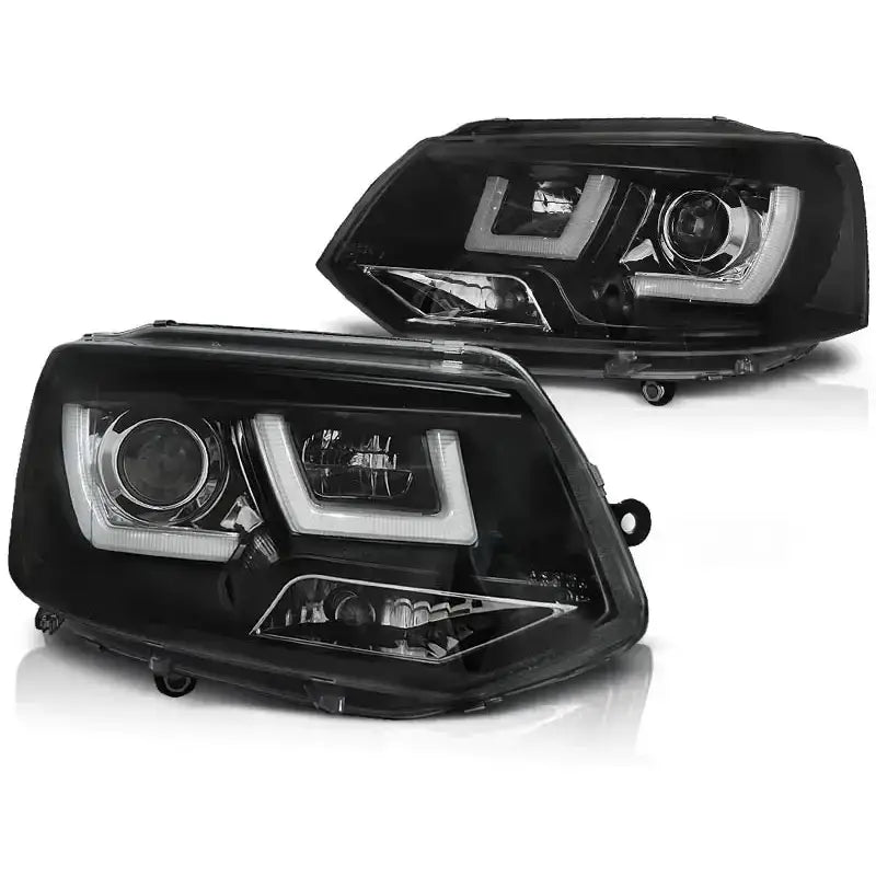 Headlights Vw T5 U-Type Black med LED-lys, svarte hus og klare linser, sett skrått forfra.
