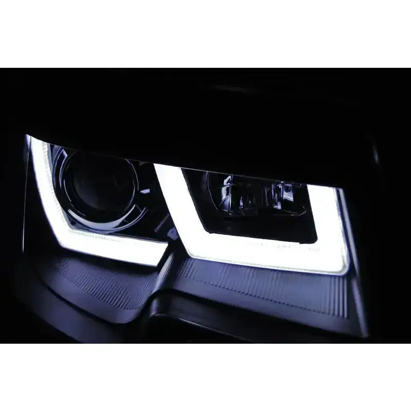 Frontlykter Vw T5 2010-2015 U-Type Black med LED-lys, hvitt og sort design, nærbilde forfra.