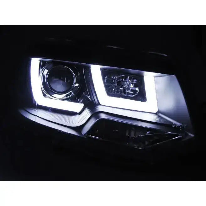 Hovedlykter Vw T5 U-Type Black med hvitt LED-lys, sett forfra i mørket, moderne design.