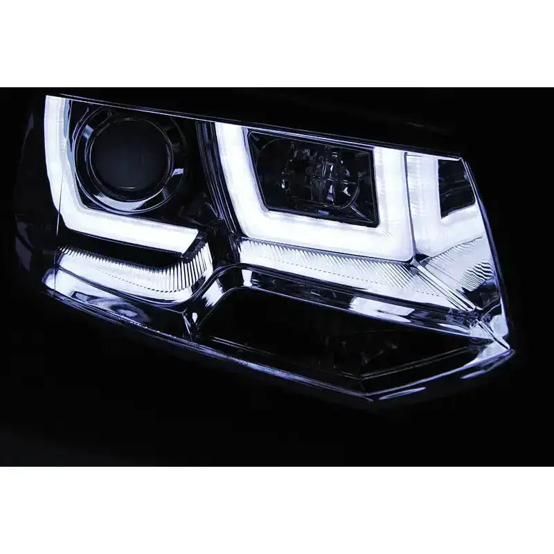 Headlights Vw T5 2010-2015 U-Type Chrome med sterke hvite LED-lys sett skrått forfra i mørkt miljø.