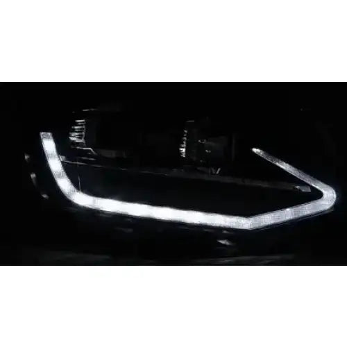 Hovedlykter Vw T6 15-19 Tube Light Black med LED-lysbånd og hvit lyssignatur sett forfra.
