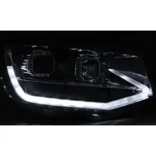 Hovedlykter Vw T6 15-19 Tube Light Chrome med LED-lys, sett rett forfra mot sort bakgrunn.