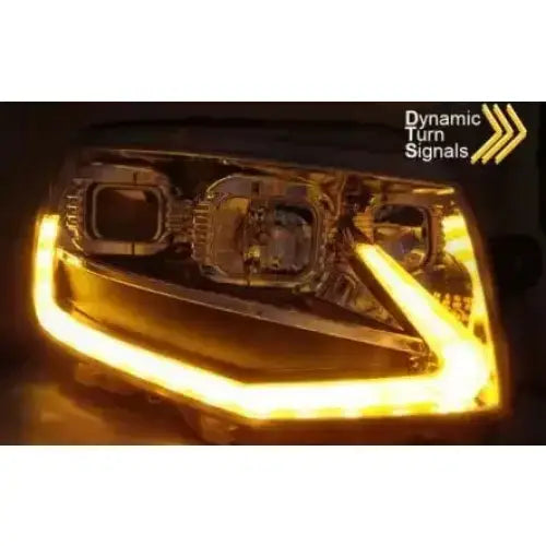 Hovedlys Vw T6 Tube Light Chrome med V-formet gul LED-stripe og dynamiske blinklys, nærbilde.