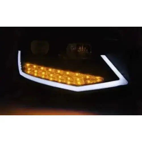 Headlights Vw T6 Black-Chrome Tube Light med gul-oransje LED og hvit LED-ramme i mørket.
