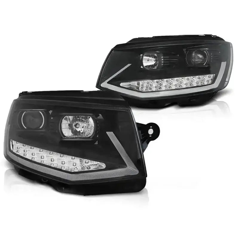 Hovedlykter Vw T6 15- i svart med LED Tube Light og klare linser, sett fra skrå front.