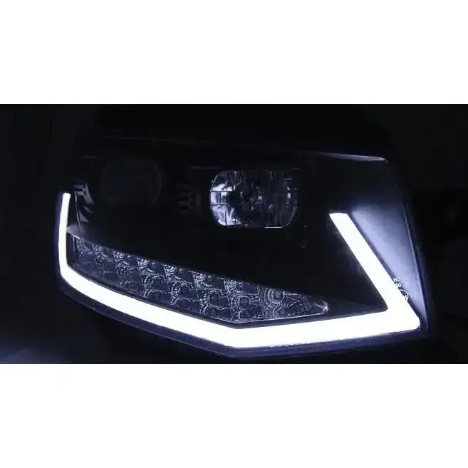 Hovedlys Vw T6 Black Tube Light LED DRL sett nærbilde fra skrå vinkel med tydelig V-formet LED.