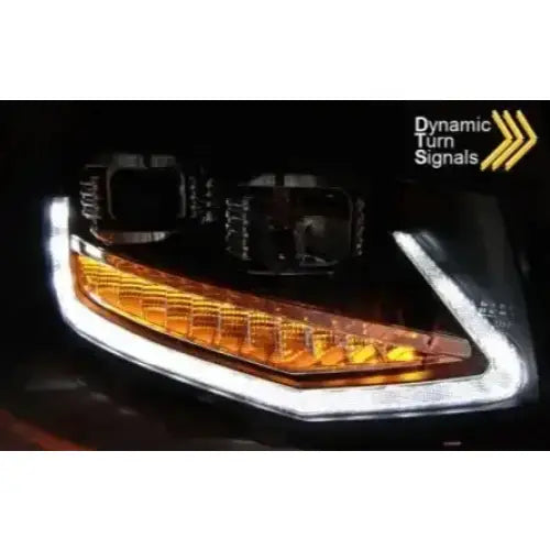 Hovedlys VW T6 Black Tube Light med hvit LED-ramme og oransje dynamisk blinklys.