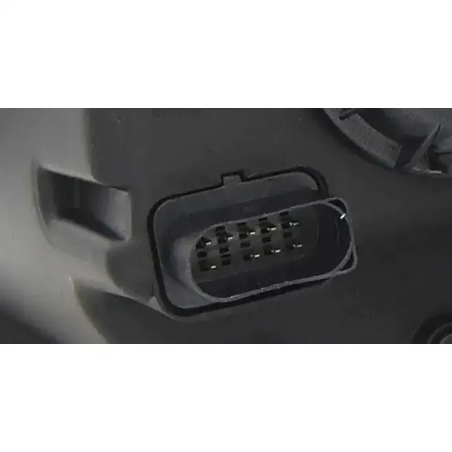 Frontlykter Vw T6 15- nærbilde av svart plastkontakt med metalldelere integrert i enheten.