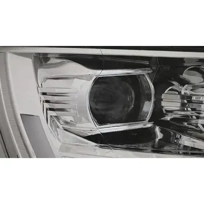 Hovedlys Vw T6 15- med klart glass og kromdetaljer, nærbilde fra skrå vinkel som viser reflektor.