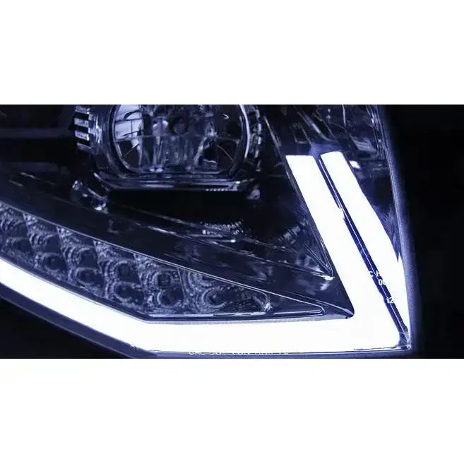 Frontlykter Vw T6 15- Chrome Tube Light med LED DRL i nærbilde, kraftig hvitt lys.