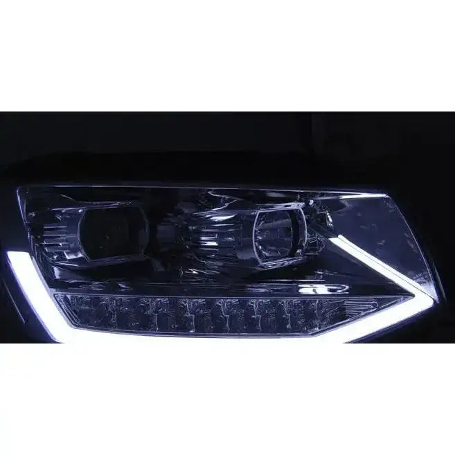 Hovedlykter Vw T6 15- Chrome Tube Light med LED DRL, nærbilde av klart glass og hvite lysstriper.