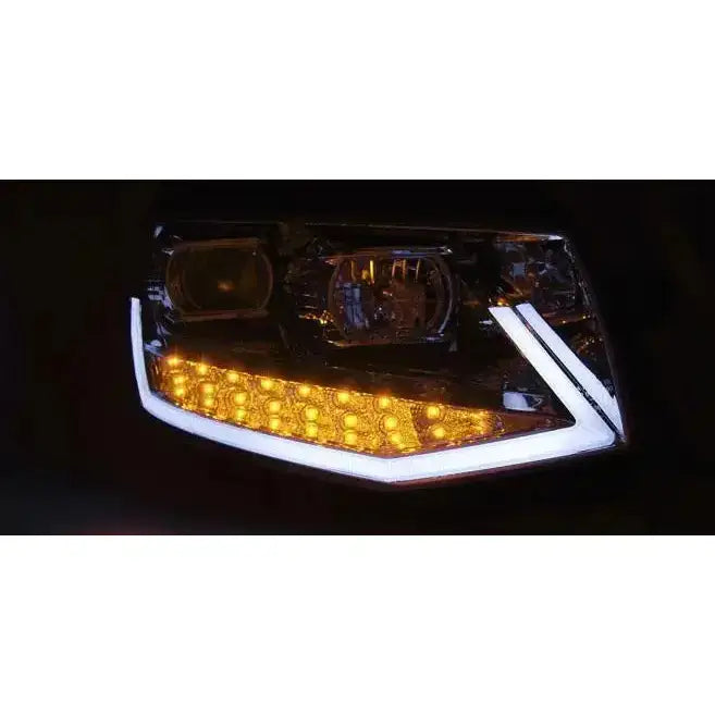 Headlights Vw T6 15- Chrome Tube Light med gule LED og hvite lysstriper i mørket.
