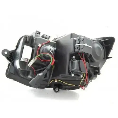 Headlights Vw T6 15- bakfra med synlige ledninger, koblinger og festeskruer på sort lampehus.