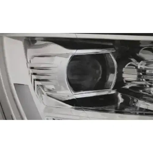 Headlamp Vw T6 15- Chrome Tube Light Led med klart glass og synlige kromdetaljer fra skrå vinkel.