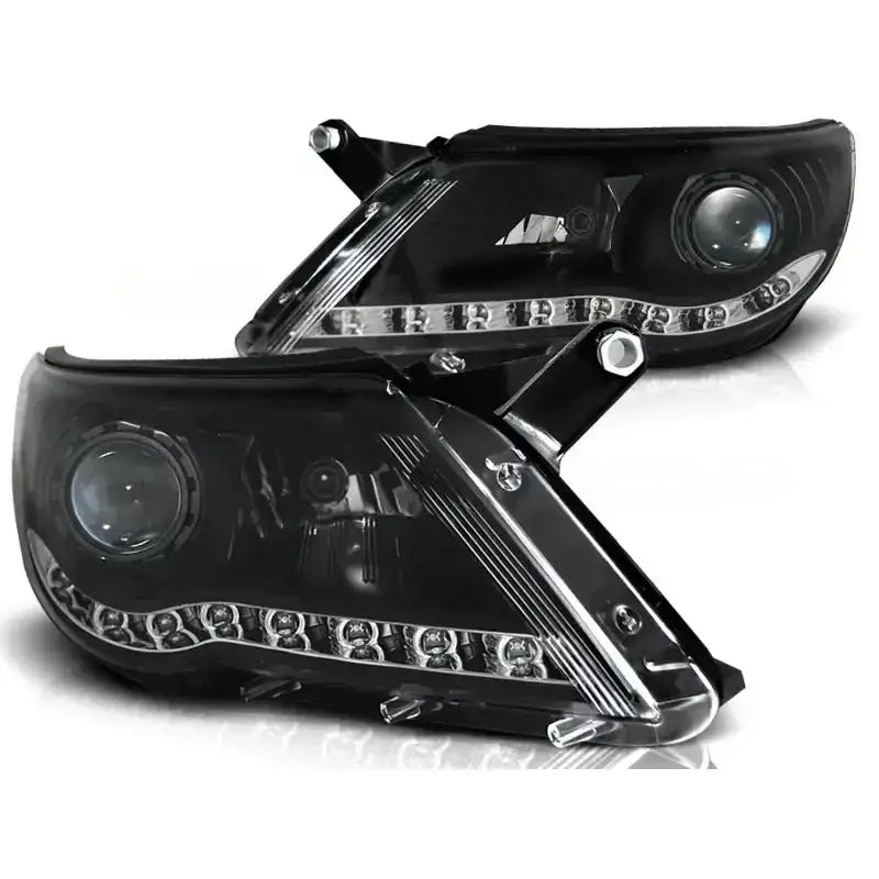 Frontlykter Vw Tiguan 10.07-11 Black med klare linser og LED-lys, skrå vinkel mot hvit bakgrunn.
