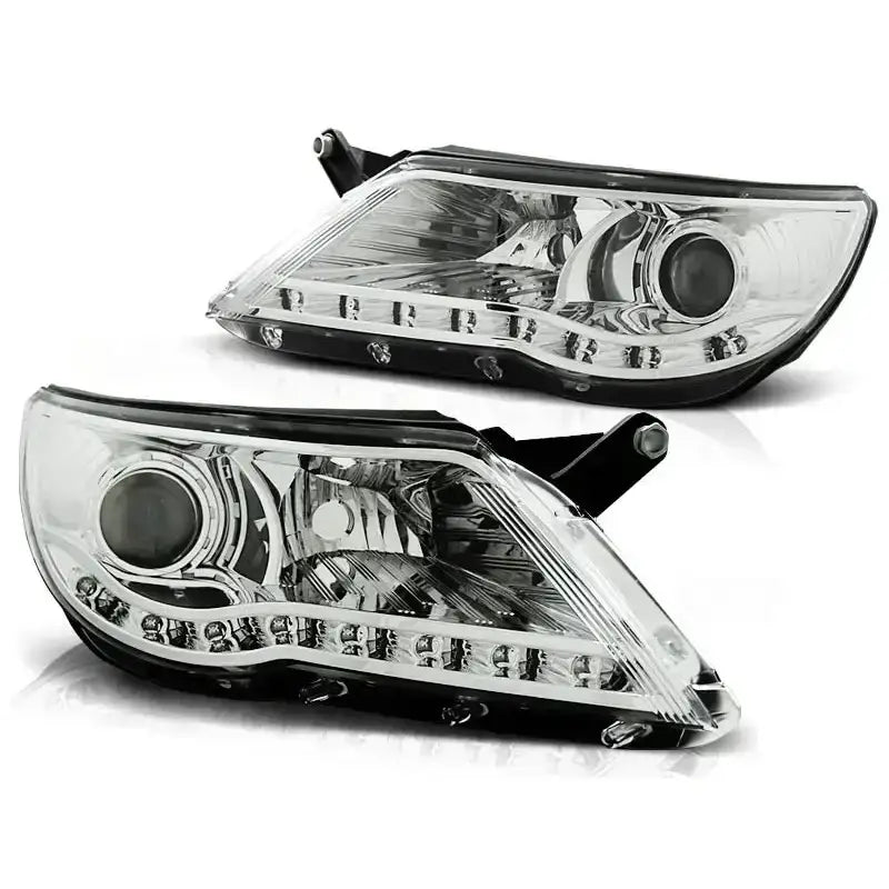 Hovedlykter Vw Tiguan 10.07-11 Chrome med klart glass, sorte detaljer og LED-lysrekke, skrå vinkel.