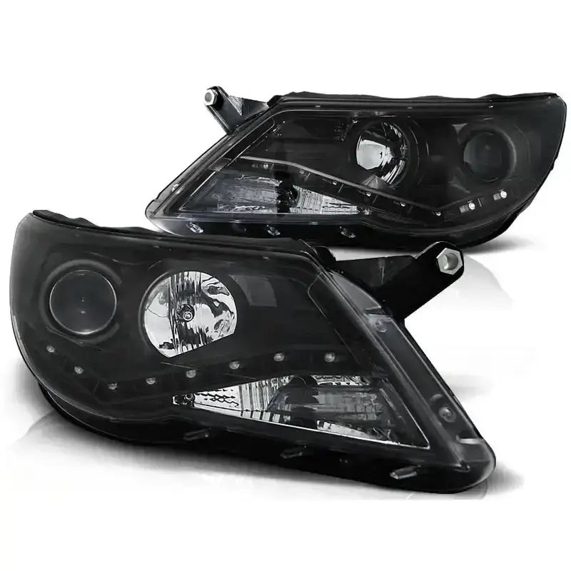 Hovedlykter Vw Tiguan 10.07-11 Daylight Black med LED-lyslinjer, sort plast og glass mot hvit bakgrunn.