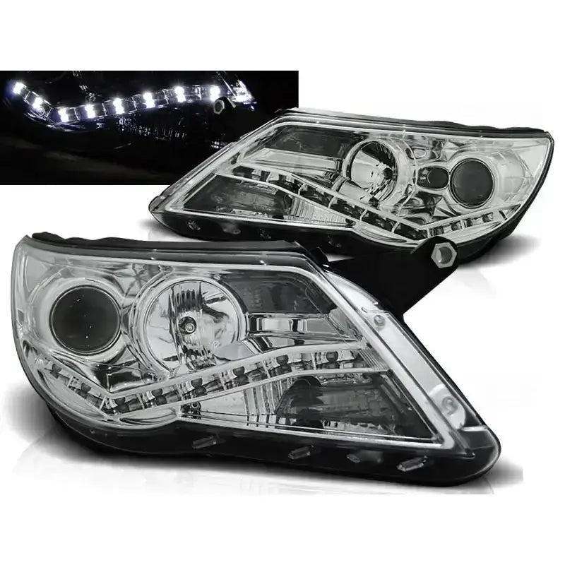 Frontlykter Vw Tiguan 10.07-11 Daylight Chrome med LED-lys og sort ramme, sett skrått forfra.