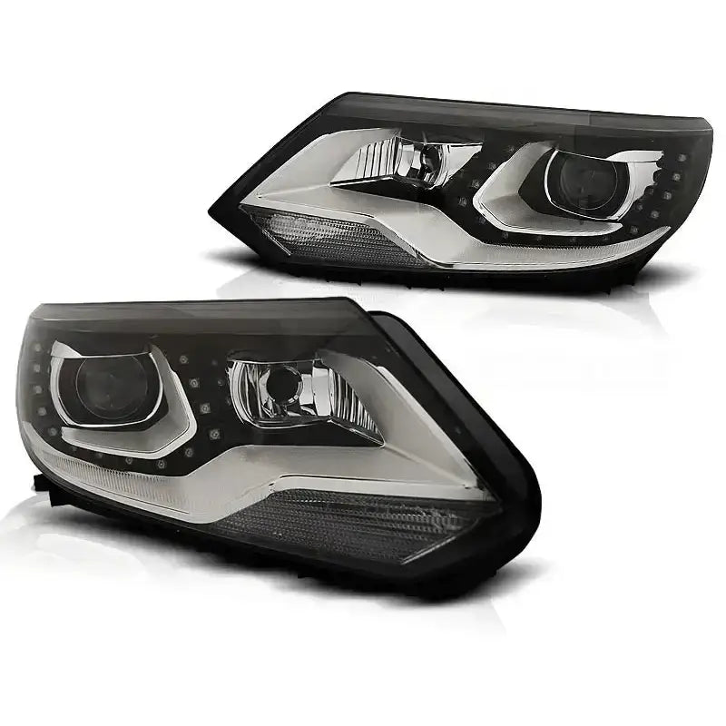 Frontlykter Vw Tiguan 2011-2015 DRL Black med LED, sett fra skrå vinkel mot sort og klar plast.