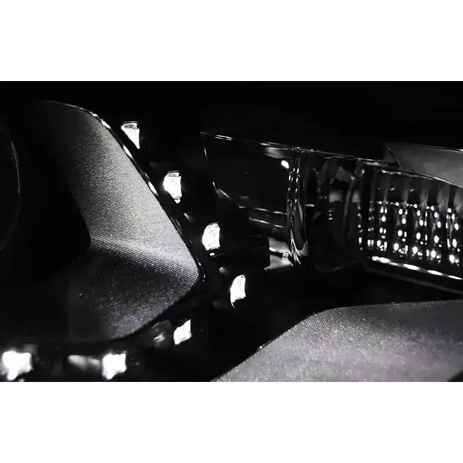 Hovedlys Vw Tiguan 2011-2015 med sorte detaljer og LED-lys synlig i mørkt miljø.