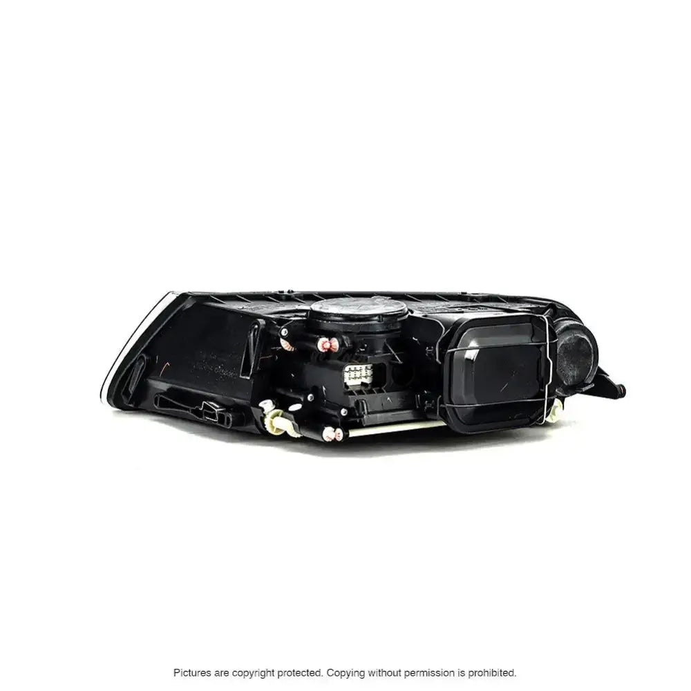 Headlamp bakside av Vw Touareg 1 frontlykt 02-06 med synlige tilkoblingspunkter og komponenter.