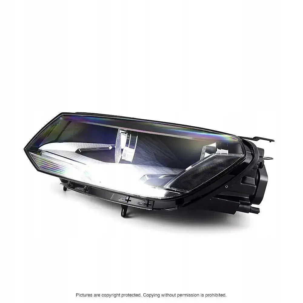 Headlamp Vw Touareg 10-14 i sort og klar plast, skrå sidevisning med reflekterende detaljer.