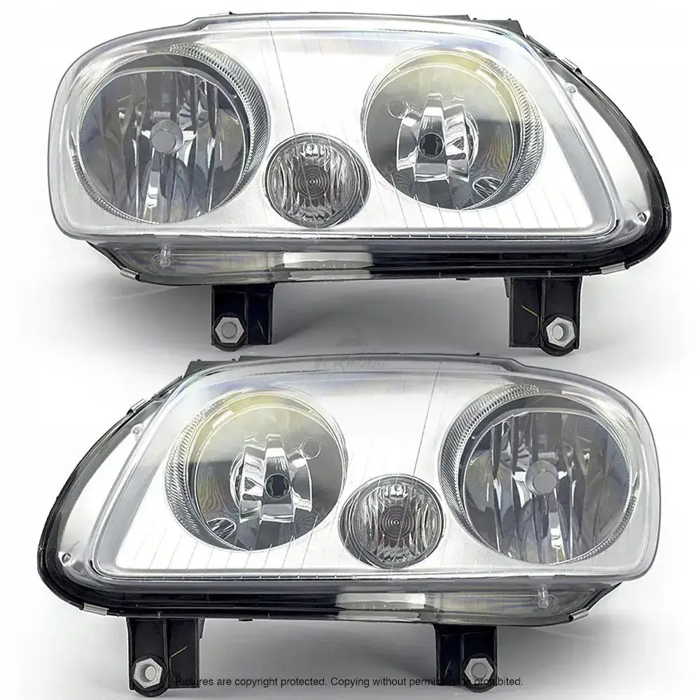 Frontlykter Vw Touran 03-06 med klare linser, svarte og krom detaljer, sett rett forfra.