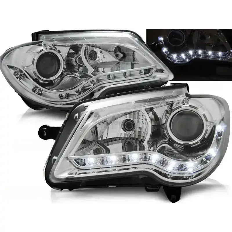 Frontlykter Vw Touran 06-10 chrome med LED-lysbånd og svarte detaljer sett fra skrå vinkel.