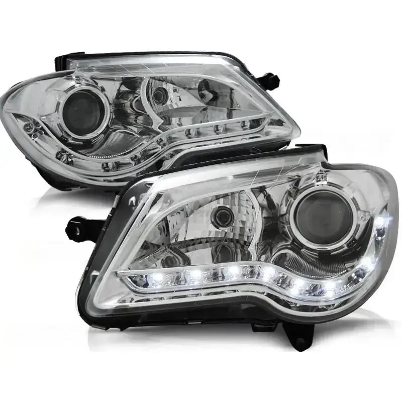 Hovedlykter Vw Touran 06-10 chrome med sorte detaljer og LED-lysstripe, sett skrått forfra.