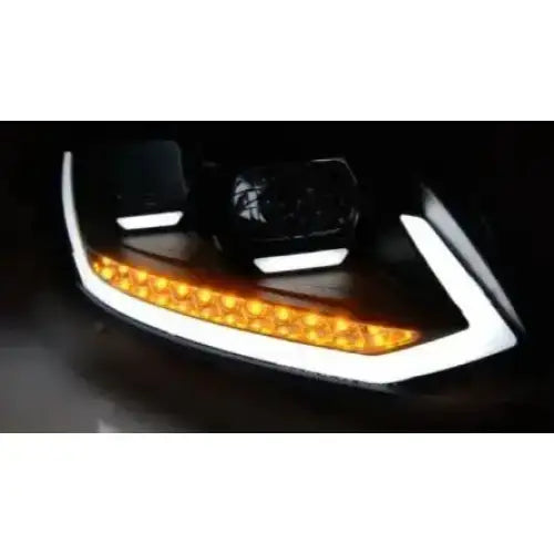 Headlights Vw Touran II Black Tube Light med hvite LED-kantlys og oransje dioder, vist i mørket.