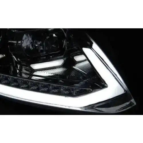 Hovedlys Vw Touran II 08.10-15 med LED og kromdetaljer fotografert fra skrå vinkel mot svart bakgrunn.