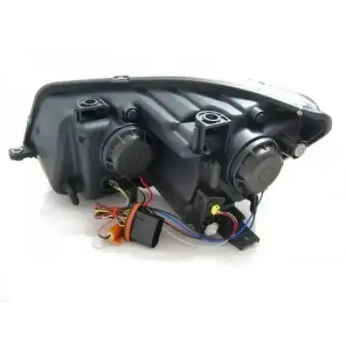 Headlamp bakside av Vw Touran II billykt med ledninger, kontakter og monteringsfester synlig.