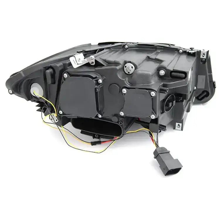 Hovedlykter Xenon Angel Eyes Led DRL Black SEQ BMW F10/F11 LCI sett bakfra med synlige ledninger og lokk.