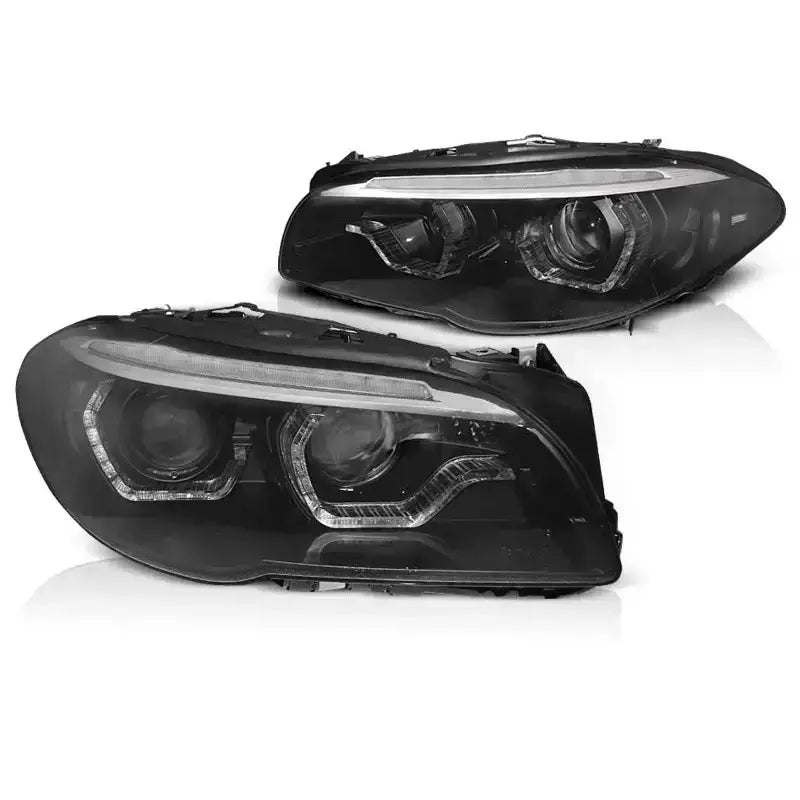 Frontlykter Xenon Angel Eyes LED DRL Black for BMW F10/F11 LCI, sett skrått forfra med LED-lyslist.
