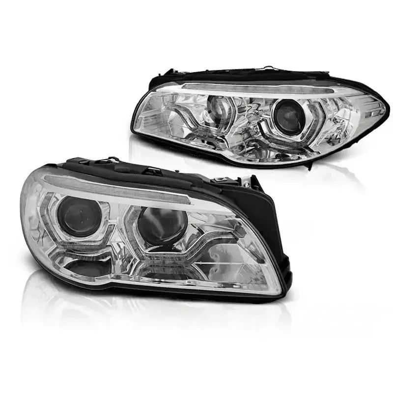 Frontlykter Xenon Angel Eyes Led DRL Chrome for BMW F10/F11 LCI, sett fra skrå vinkel med refleksjon.